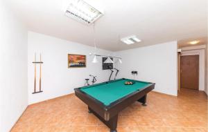 4 Bedroom Cozy Home In Okrug Gornji 