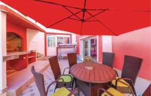 4 Bedroom Cozy Home In Okrug Gornji 
