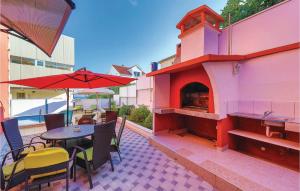 4 Bedroom Cozy Home In Okrug Gornji 