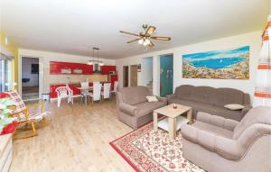 4 Bedroom Cozy Home In Okrug Gornji 