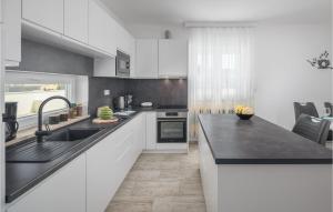 3 Bedroom Lovely Home In Porec 