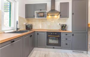 3 Bedroom Cozy Home In Skradin 
