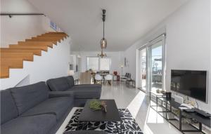 3 Bedroom Nice Home In Crikvenica 