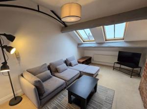 Stylish City Centre Apartment with Parking