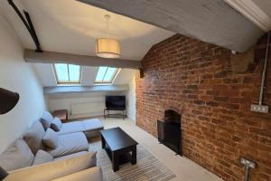 Stylish City Centre Apartment with Parking