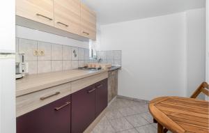 Lovely Apartment In Jadranovo With Wifi