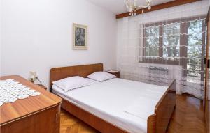 3 Bedroom Beautiful Apartment In Senj 