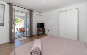 Lovely Apartment In Jadranovo With Wifi 