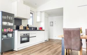 Awesome Home In De Heen With Wifi