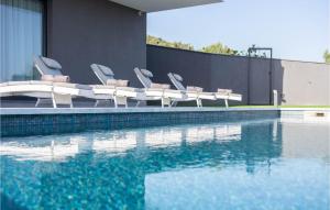 Awesome Home In Jarebinjak With Wifi