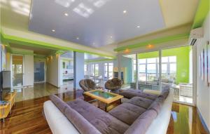 Beautiful Home In Kastel Stari With Jacuzzi 