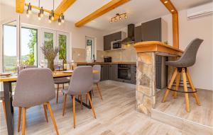 3 Bedroom Cozy Home In Skradin 