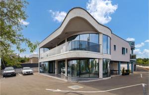 1 Bedroom Awesome Apartment In Vrh 