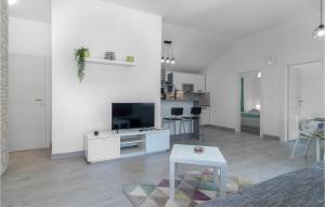 2 Bedroom Cozy Home In Bakarac