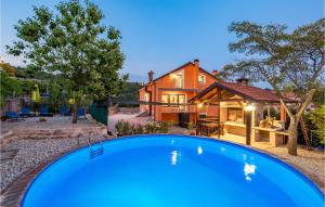 5 Bedroom Amazing Apartment In Viskovo