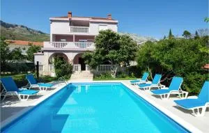 Awesome Home In Zrnovnica With Kitchen - Kovačevići