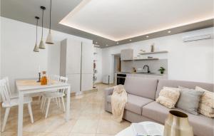 Gorgeous Home In Galizana With Wifi 