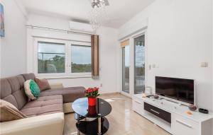 1 Bedroom Awesome Apartment In Vrh 