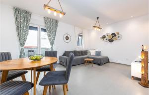 3 Bedroom Gorgeous Apartment In Vrsi 