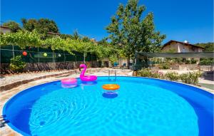 5 Bedroom Amazing Apartment In Viskovo