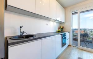 2 Bedroom Stunning Apartment In Solin