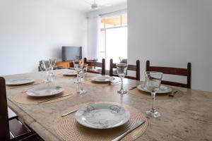 200m da PRAIA DO FORTE com VISTA, GARAGEM, VARANDAS e Wi-Fi 250 MEGAS