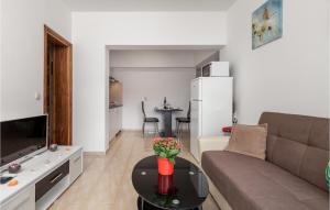 1 Bedroom Awesome Apartment In Vrh 