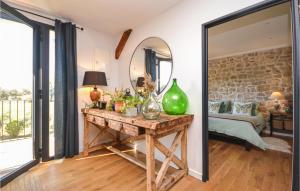 Maisons de vacances 2 Bedroom Lovely Home In Berre L'etang : photos des chambres