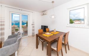 One-Bedroom Apartment In Okrug Gornji