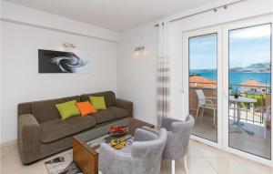 1 Bedroom Stunning Apartment In Okrug Gornji 