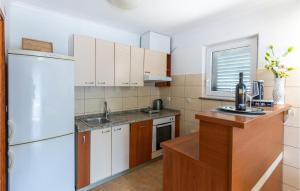 5 Bedroom Stunning Apartment In Ploce