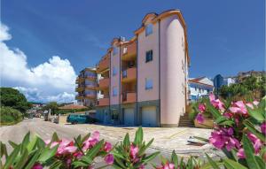 1 Bedroom Stunning Apartment In Okrug Gornji 