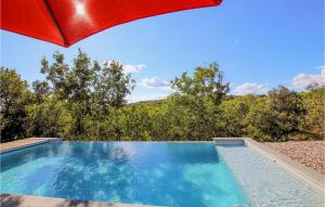 Maisons de vacances Gorgeous Home In Labeaume With Kitchen : photos des chambres