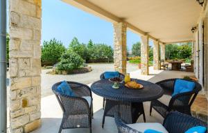 4 Bedroom Cozy Home In Sveti Lovrec