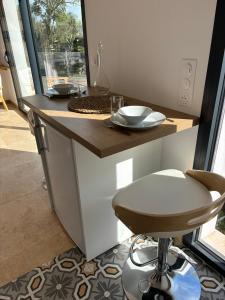 Cocon de bien-être à Vence avec vue mer, piscine et terrasse ensoleillée