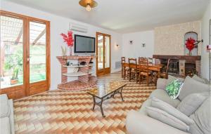 Maisons de vacances Gorgeous Home In Briare With Sauna : photos des chambres