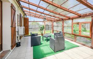 Maisons de vacances Gorgeous Home In Briare With Sauna : photos des chambres