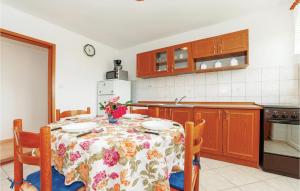 Beautiful Apartment In Jadranovo With Wifi 