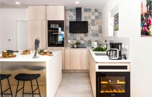 3 Bedroom Beautiful Home In Omis 