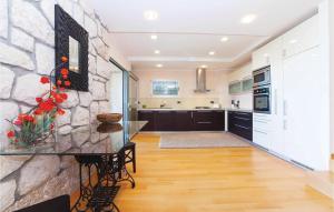 2 Bedroom Nice Apartment In Crikvenica 