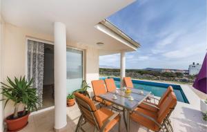 3 Bedroom Lovely Home In Novalja 