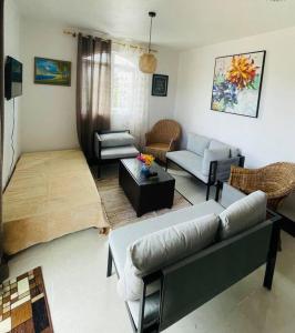 Stunning beachfront apartment, Seaview, 20 metres from beach