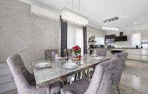 3 Bedroom Amazing Home In Bilice 