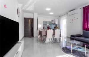 Stunning Apartment In Mladenici