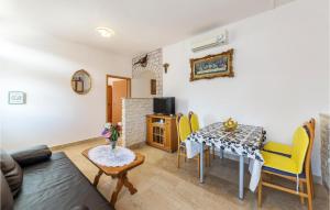 3 Bedroom Nice Apartment In Pula