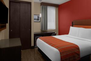 Traditional Queen Room room in SIRTAJ – Beverly Hills