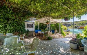 Beautiful Apartment In Supetarska Draga