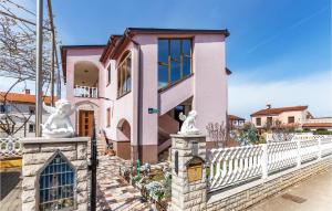 3 Bedroom Nice Apartment In Pula 