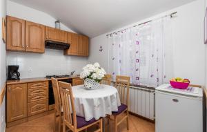 Gorgeous Apartment In Rukavac With Wifi 