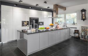 8 Bedroom Beautiful Home In Liznjan 